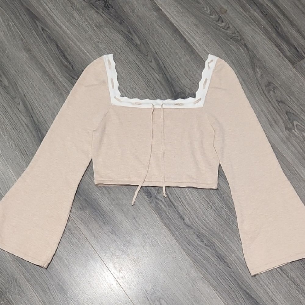 EUC Dee Elly Scalloped Bell Sleeve White/Taupe Knit Boho Cropped Sweater